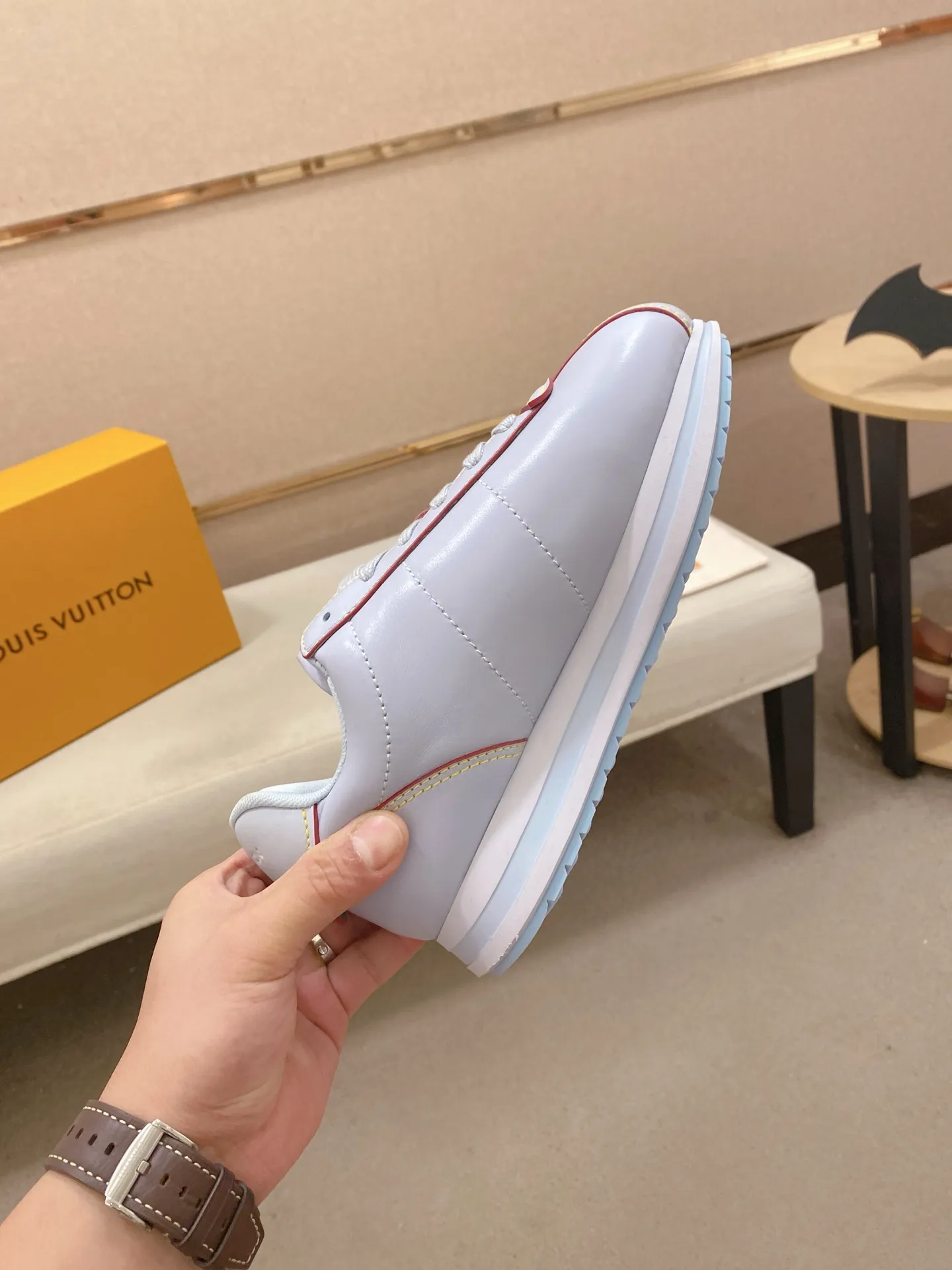 Men's shoes💰: Couple style 700💰LOUIS VUITTON Footint Soccer sneakers‼ ️ The top version, the same sneakers for LV couples. You will look fashionable when you wear them. This Footint Soccer sneaker was unveiled in the 2025 spring and summer series fashion show. The tongue is embellished with the Lvers United badge inspired by the football team. The rubber sole of the foot is decorated with multiple Louis Vuitton logos. The original latest packaging. Fabric: original imported cowhide. Lining: original imported breathable mesh. Foot pad: original injection molding pad. Outsole: original molded T combination outsole. Size: 35-45.